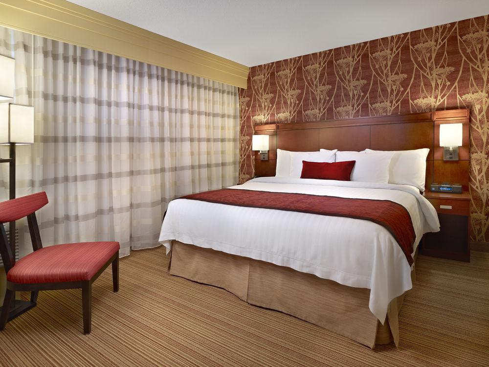 Отель Courtyard By Marriott Edmonton West Экстерьер фото