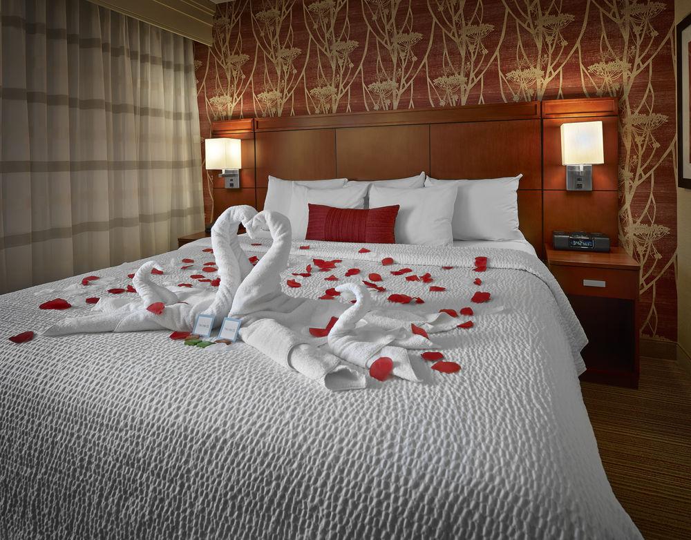 Отель Courtyard By Marriott Edmonton West Экстерьер фото