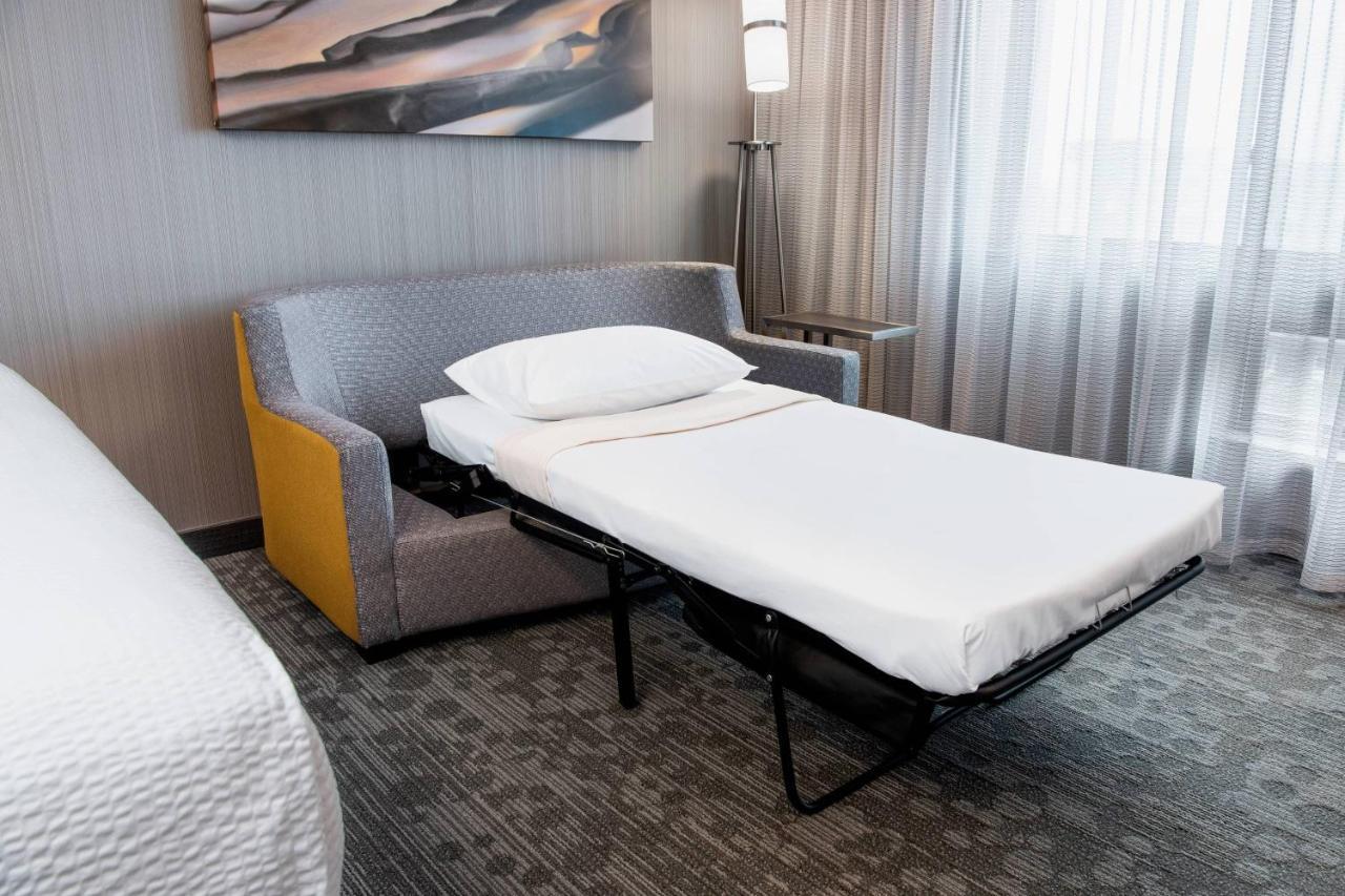Отель Courtyard By Marriott Edmonton West Экстерьер фото