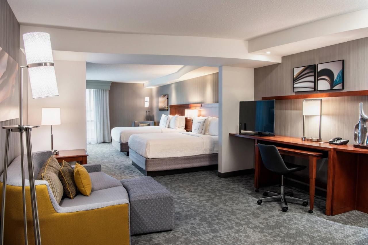 Отель Courtyard By Marriott Edmonton West Экстерьер фото