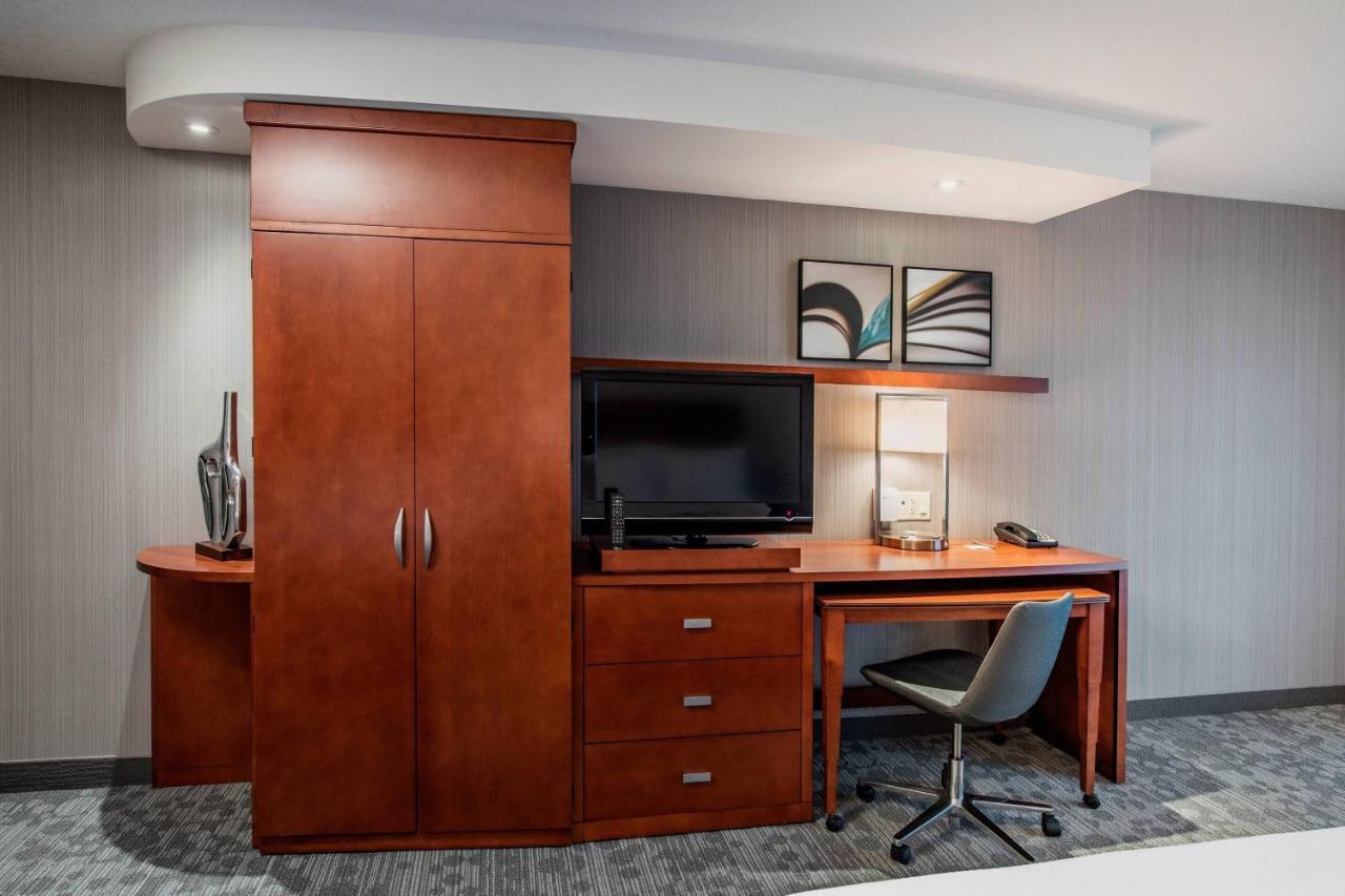 Отель Courtyard By Marriott Edmonton West Экстерьер фото