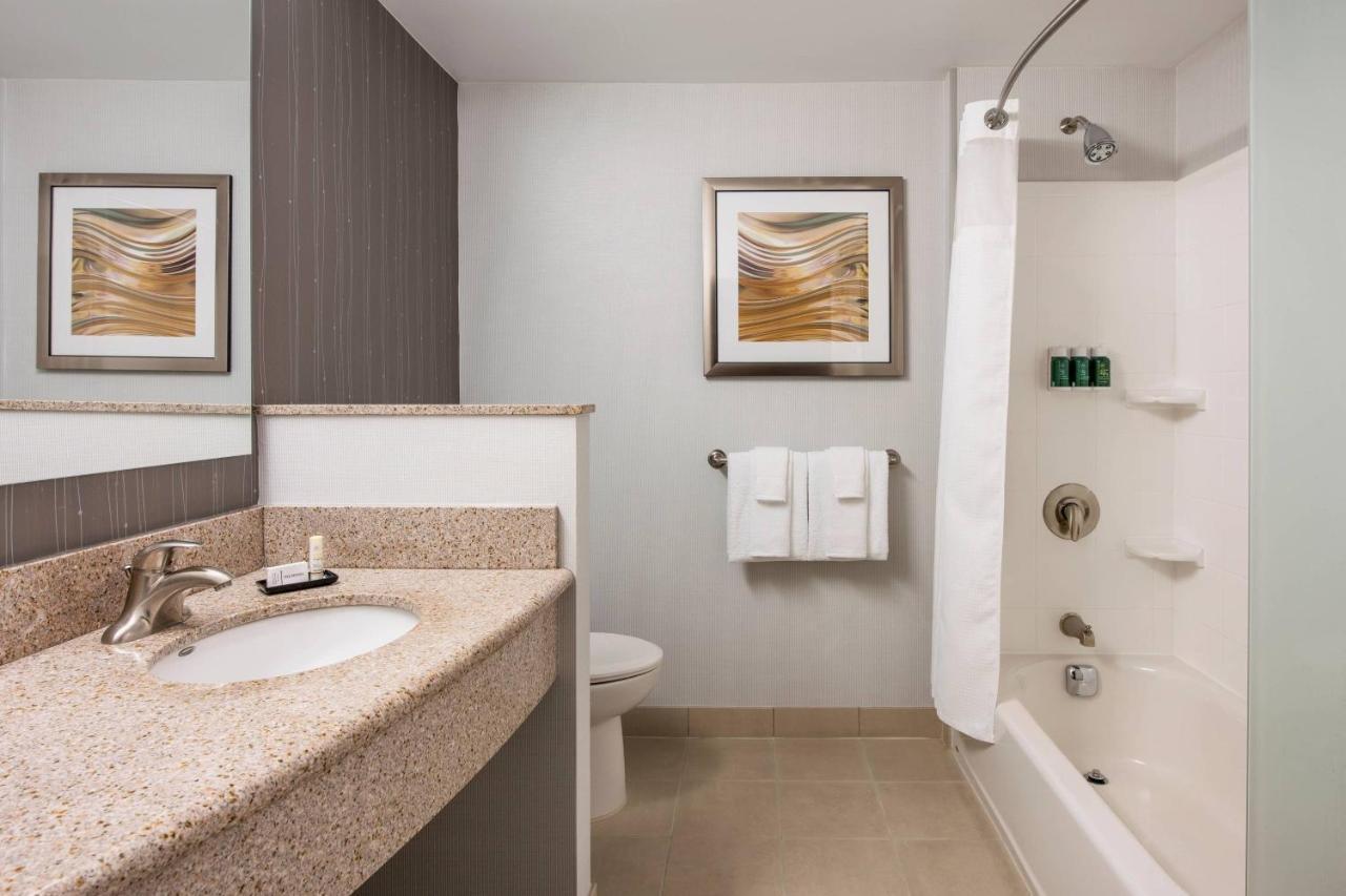 Отель Courtyard By Marriott Edmonton West Экстерьер фото