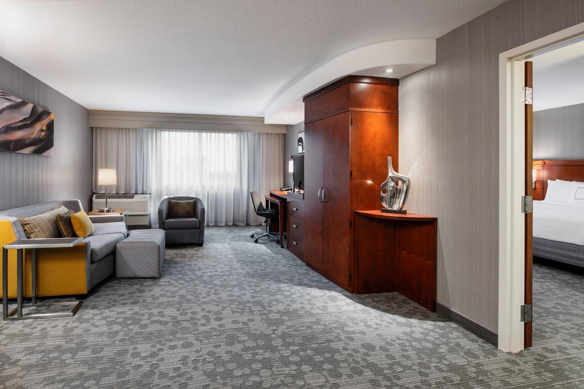 Отель Courtyard By Marriott Edmonton West Экстерьер фото