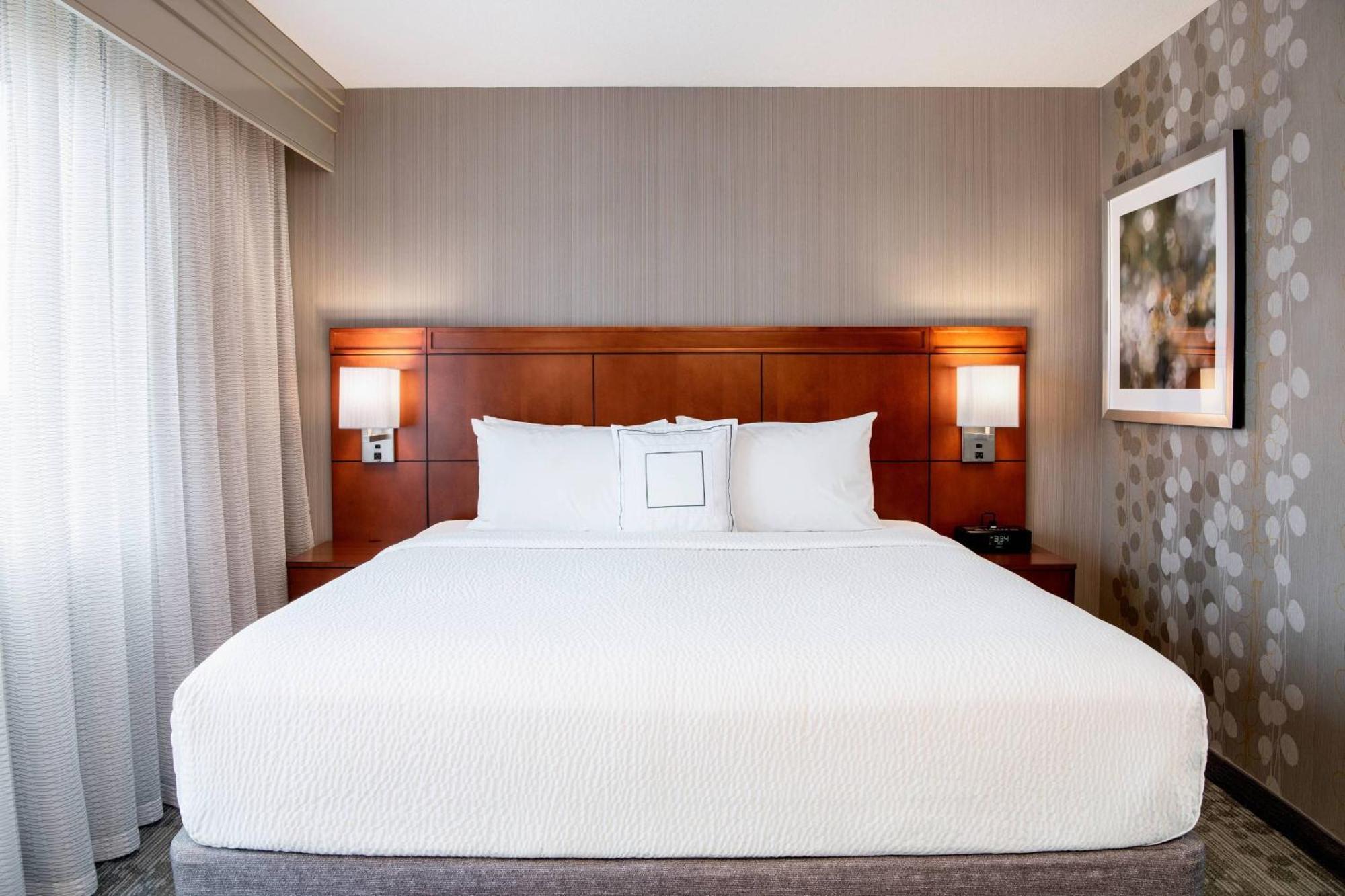 Отель Courtyard By Marriott Edmonton West Экстерьер фото