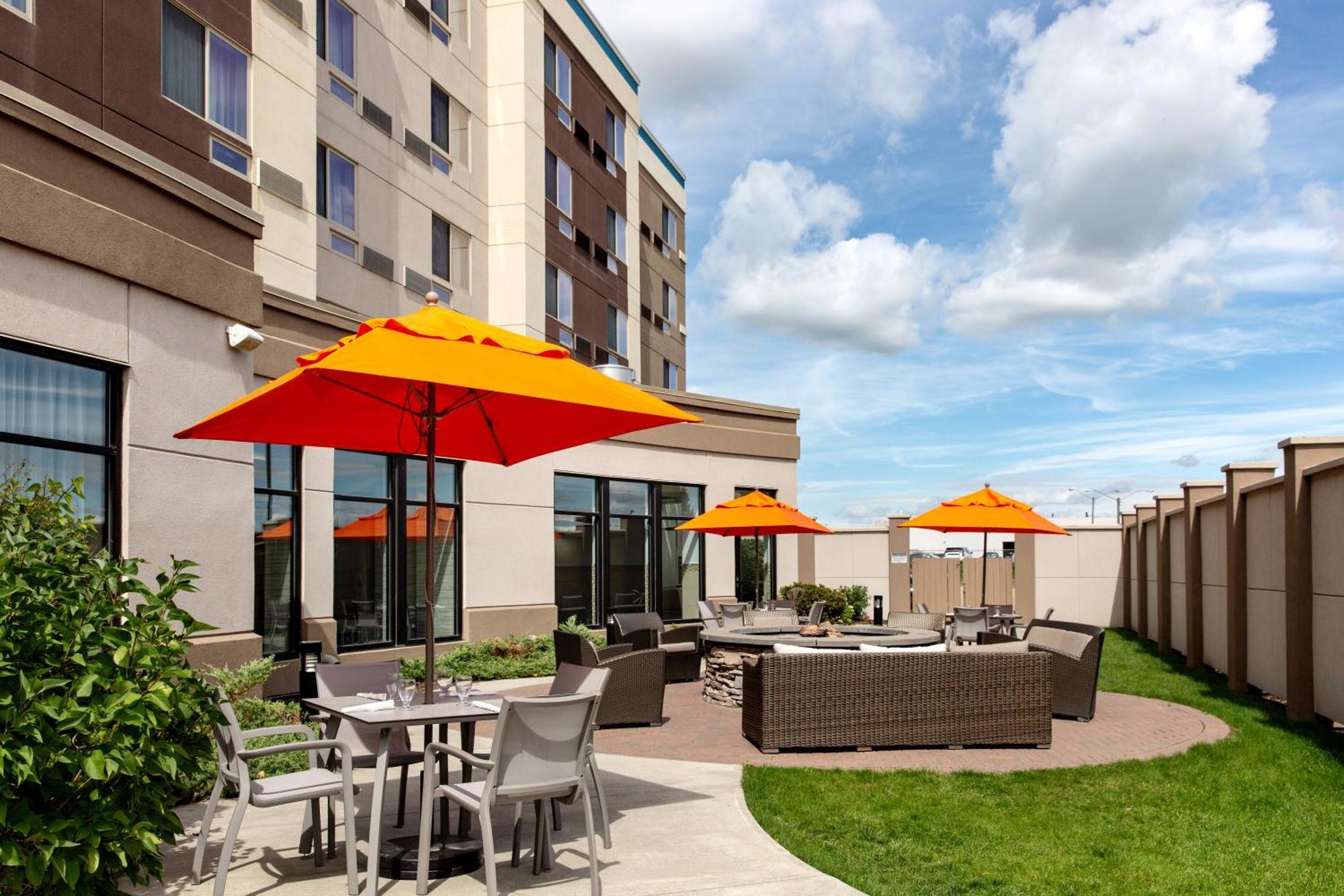 Отель Courtyard By Marriott Edmonton West Экстерьер фото