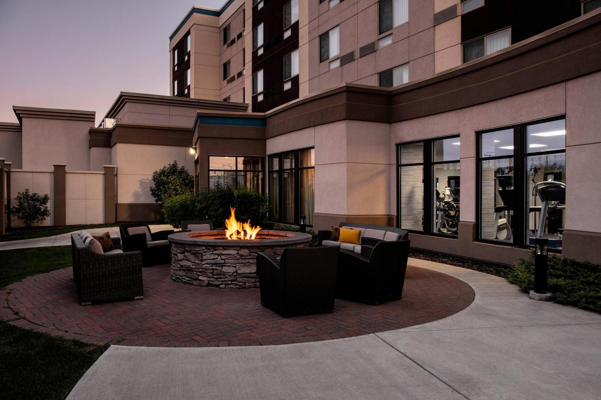 Отель Courtyard By Marriott Edmonton West Экстерьер фото