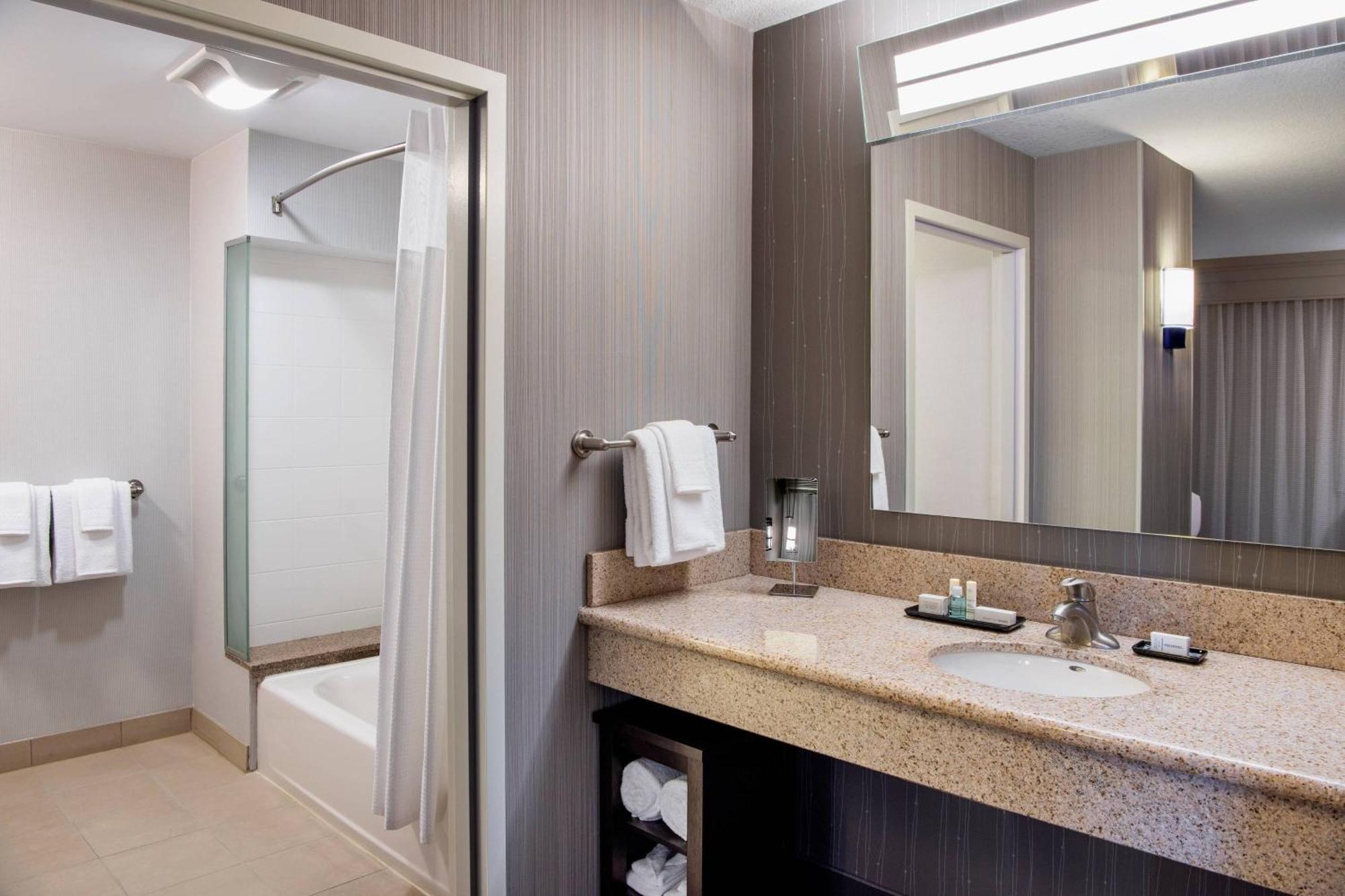 Отель Courtyard By Marriott Edmonton West Экстерьер фото