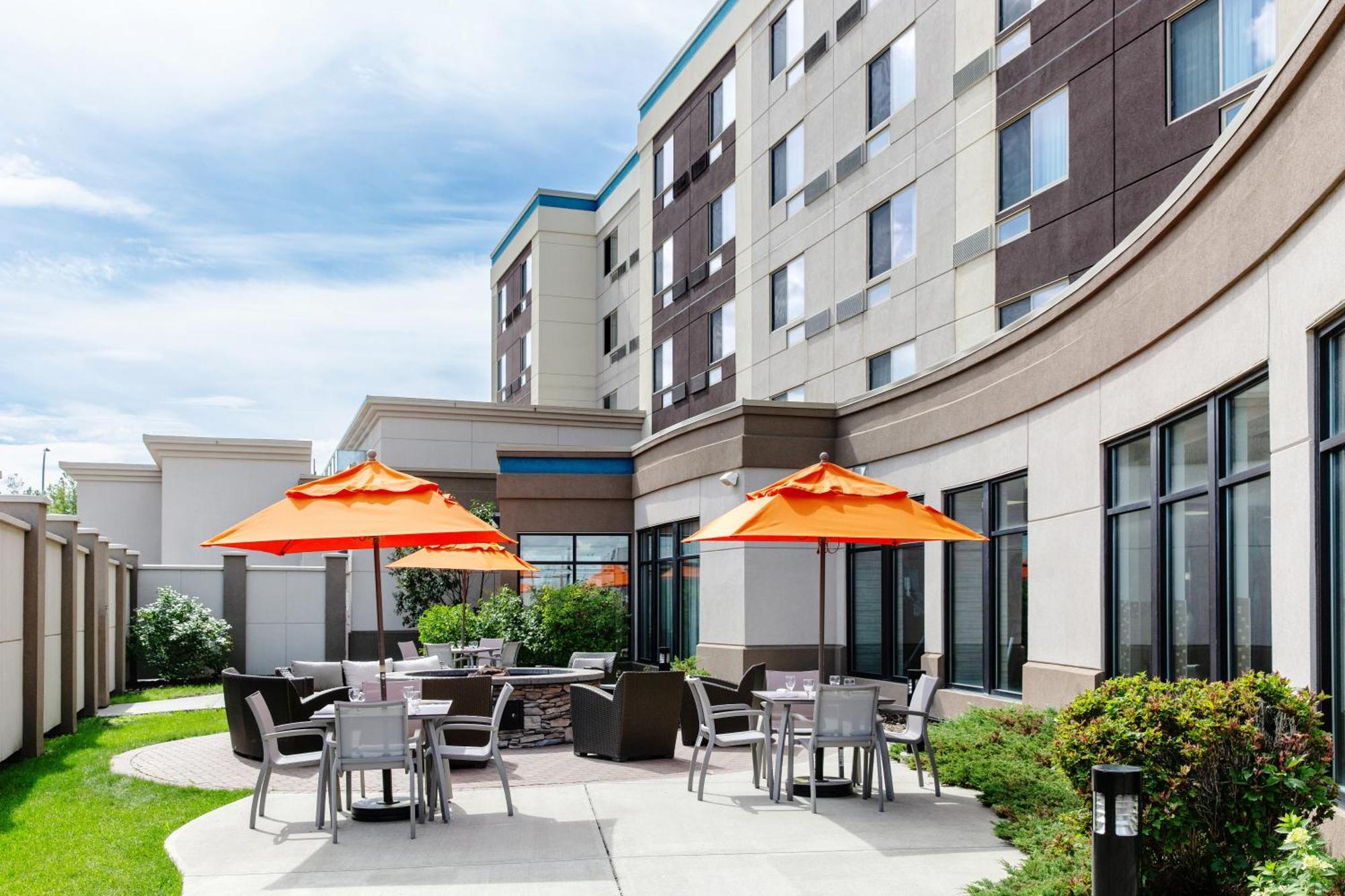 Отель Courtyard By Marriott Edmonton West Экстерьер фото