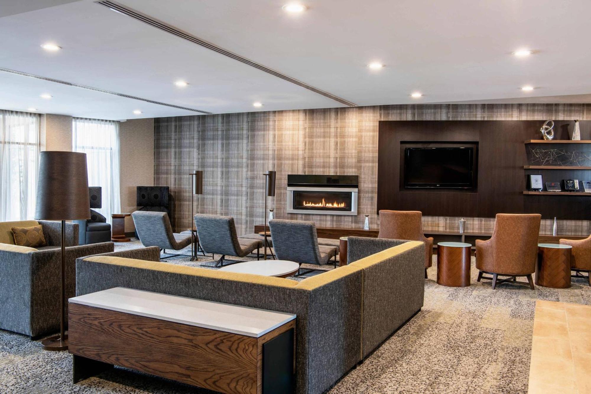 Отель Courtyard By Marriott Edmonton West Экстерьер фото