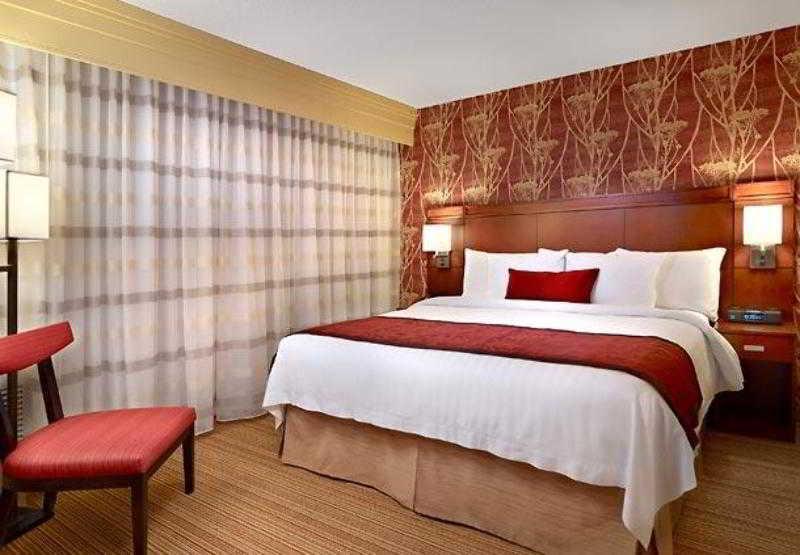 Отель Courtyard By Marriott Edmonton West Экстерьер фото