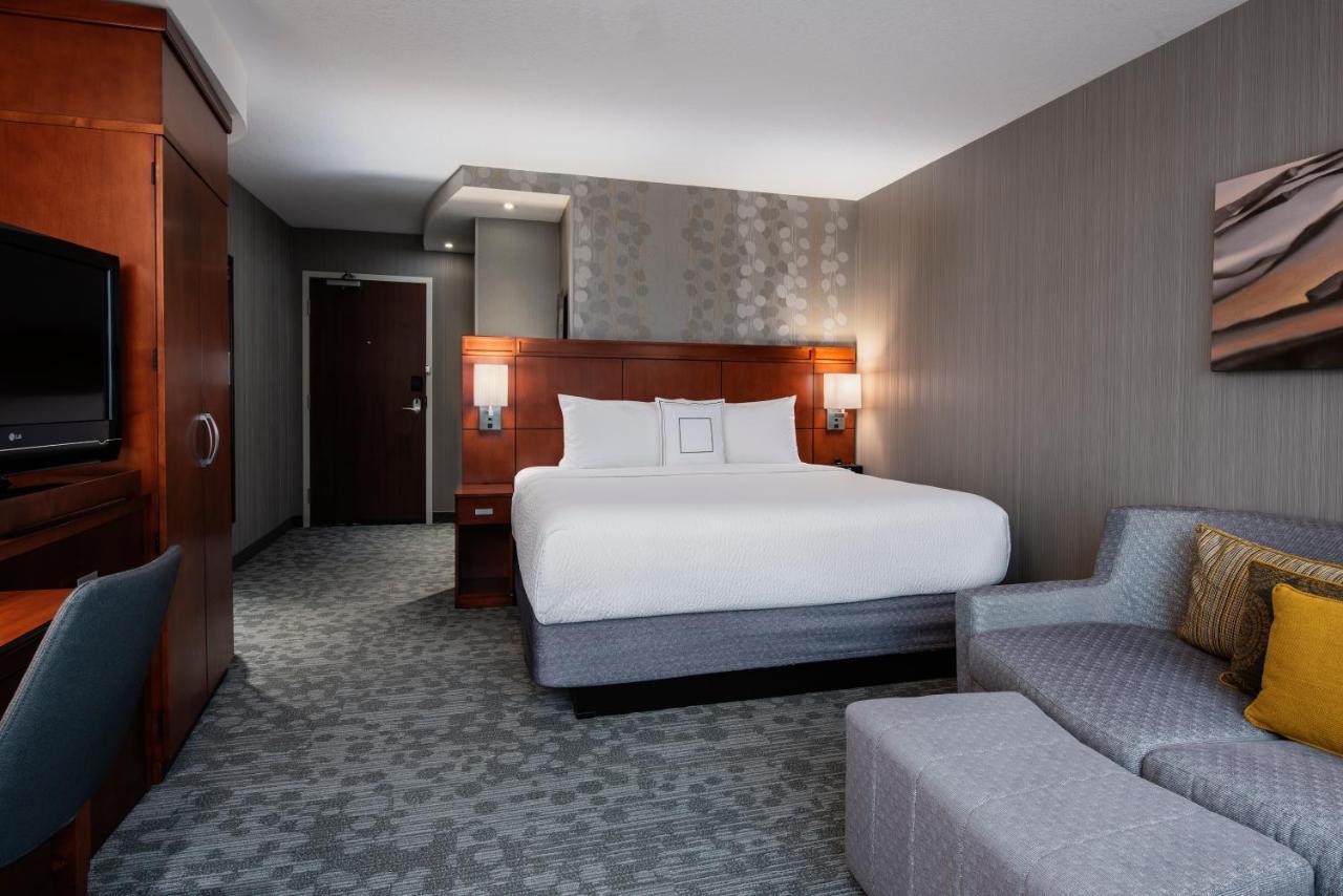 Отель Courtyard By Marriott Edmonton West Экстерьер фото