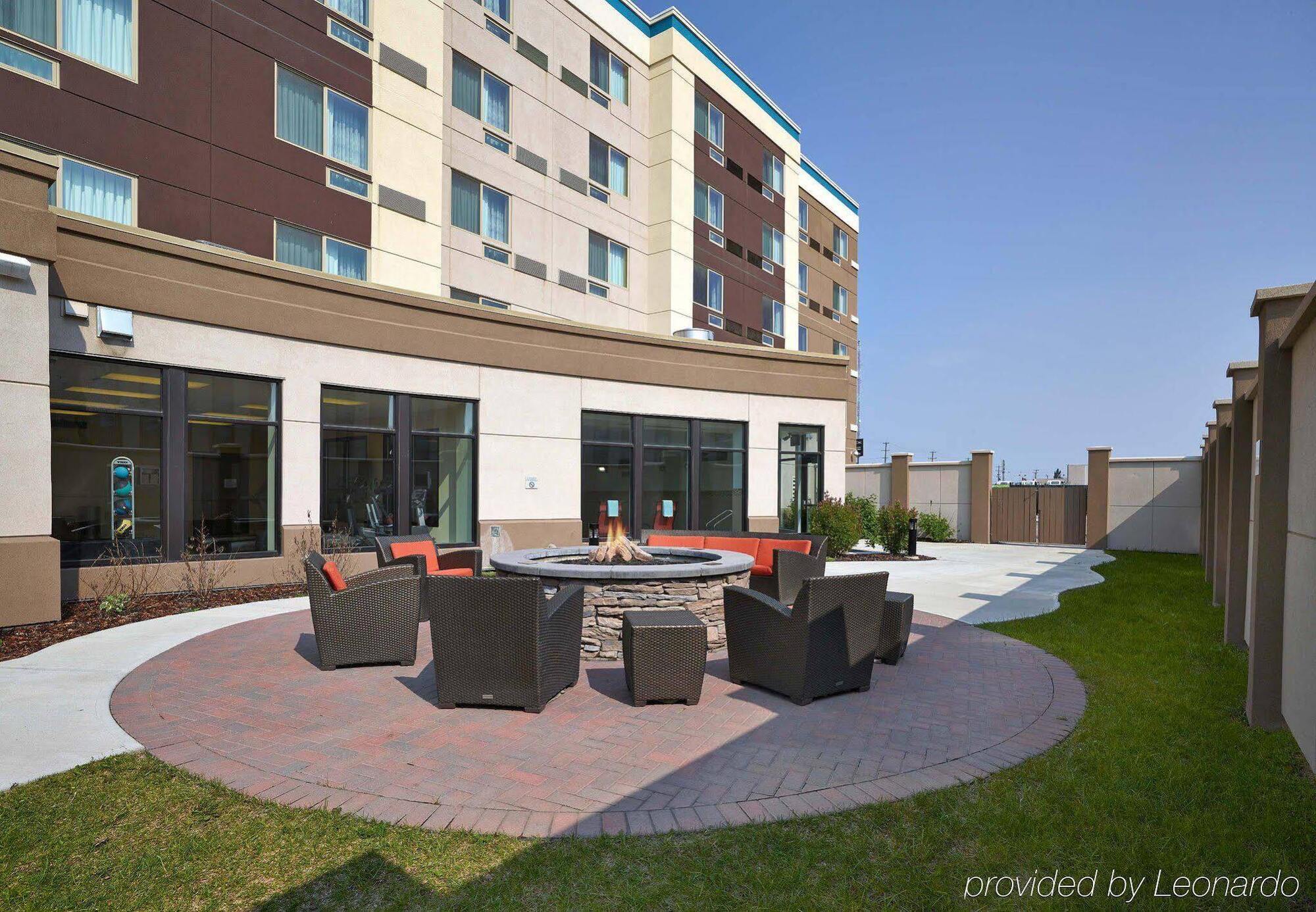 Отель Courtyard By Marriott Edmonton West Экстерьер фото