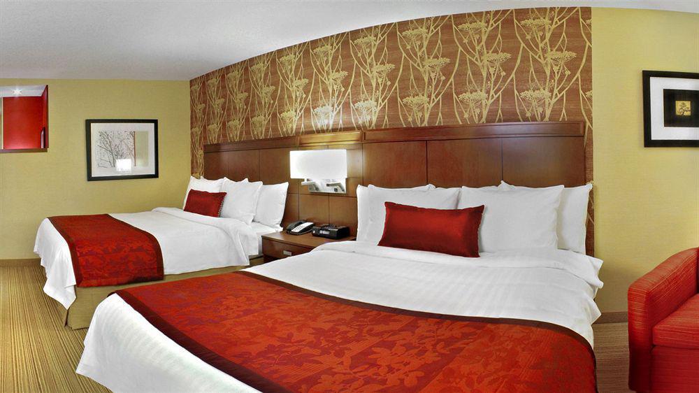 Отель Courtyard By Marriott Edmonton West Экстерьер фото